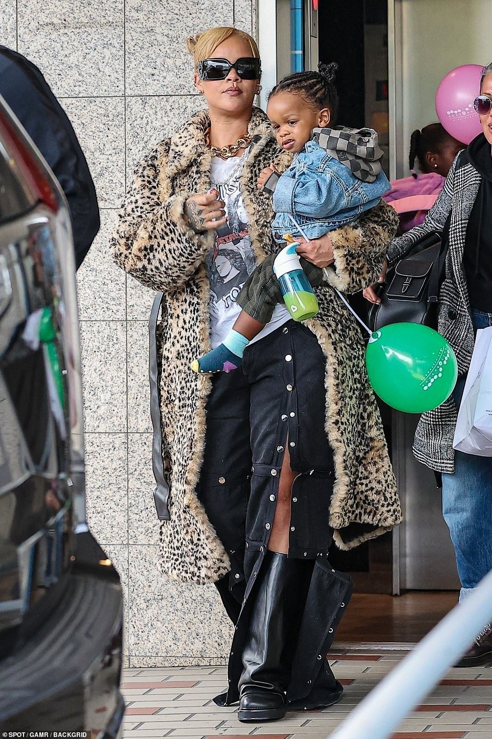 Rihanna com certeza é uma mãe estilosa, mesmo quando está fora do tapete vermelho.  A cantora do hit Diamonds, de 36 anos, foi vista com uma roupa muito descolada quando saiu em um passeio raro com seu filho pequeno, RZA, na quinta-feira, no BallnBounce Kids Playhouse, em Los Angeles.