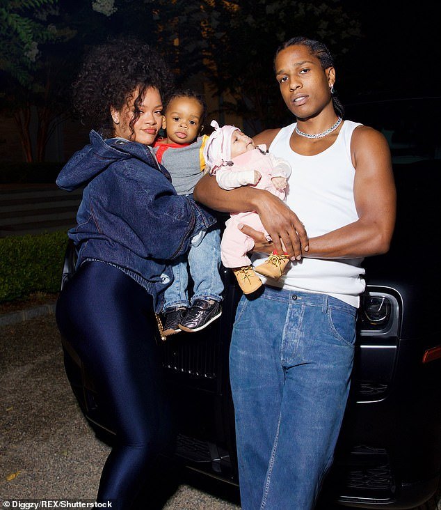 Rihanna revelou que foi “imediatamente” compelida a trançar o cabelo dos filhos ao se abrir sobre o significado do estilo em sua cultura;  a cantora com seu parceiro A$AP Rocky e seus dois filhos, RZA e Riot
