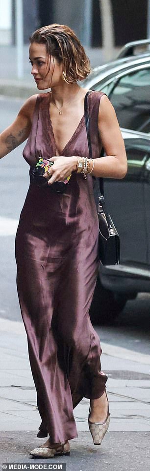 Rita Ora fez uma exibição elegante ao sair para jantar com seu marido Taika Waititi no Restaurante Hubert em Sydney na noite de sexta-feira.