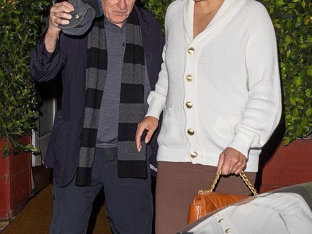 Robert De Niro e sua namorada Tiffany Chen se encontraram com alguns de seus amigos famosos para um jantar privado em Santa Monica