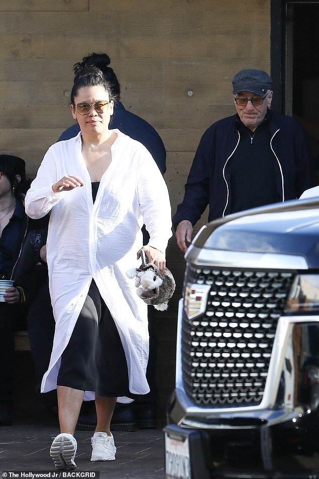 Robert De Niro e sua namorada Tiffany Chen foram vistos levando sua filha, Gia, para almoçar com seu colega de elenco de Killers Of The Flower Moon, Leonardo Di Caprio, no domingo.