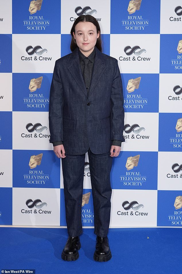 Bella Ramsay parecia elegante em um terno escuro ao chegar ao Royal Television Society Awards em Londres na terça-feira