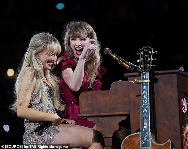 Sabrina Carpenter relembrou sua época na Eras Tour, que quebrou recordes de Taylor Swift, depois de abrir shows da cantora na América Latina, Austrália e Cingapura