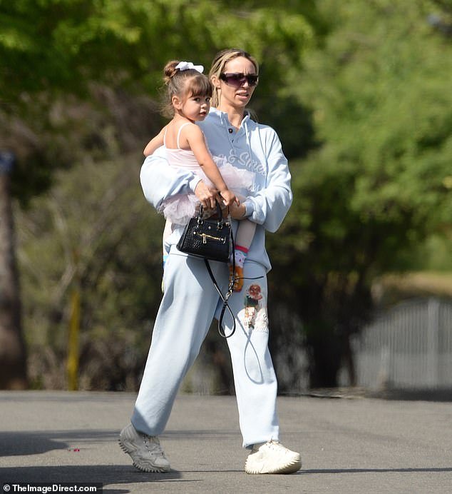 Scheana Shay parecia descolada e casual em um moletom azul-claro quando saiu em Los Angeles na quarta-feira com sua filha Summer, de dois anos, nos braços