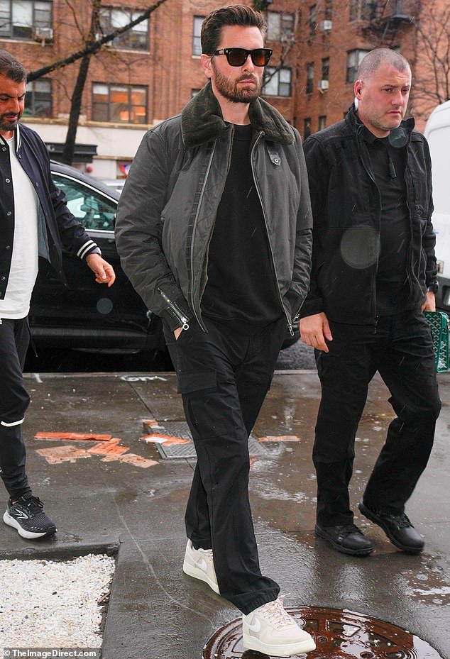 A dramática perda de peso de Scott Disick ficou evidente novamente quando ele apareceu para um passeio casual na cidade de Nova York nesta quinta-feira.