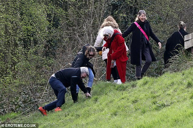 O marido de Sarah Jessica Parker, Matthew Broderick, foi flagrado caindo enquanto desfrutavam de uma caminhada enlameada em Hampstead Heath, em Londres, no sábado.
