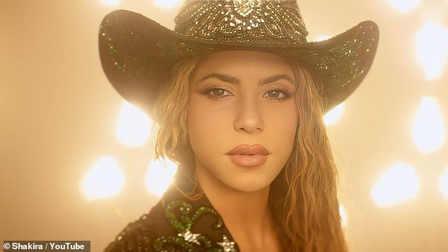 Shakira, 47 anos, mostrou sua resiliência e força no videoclipe de sua nova faixa depois de culpar seu ex-namorado Gerard Piqué por 'arrastá-la' para baixo