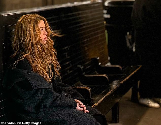 Shakira vai sempre, onde quer que seja.  A sensação da música, de 47 anos, se misturou com os moradores locais na sexta-feira enquanto andava de metrô na cidade de Nova York