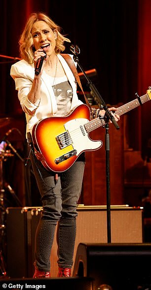 Sheryl Crow, 62, elogiou Taylor Swift, 34, chamando-a de “uma potência” por tomar medidas para retomar a propriedade de sua própria música, regravando seus primeiros seis álbuns de estúdio;  visto em 23 de março em Franklin, Tennessee.