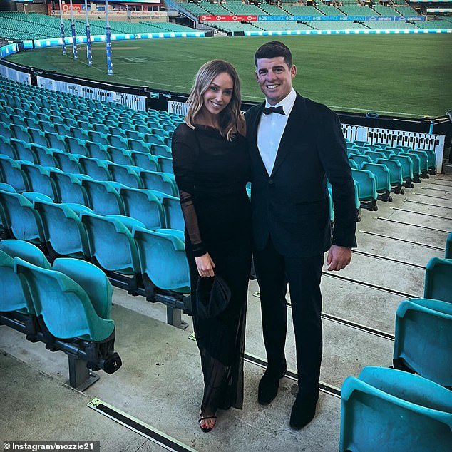 Sophie Walsh, 38, acompanhou seu novo namorado Moises Henriques, 37, ao NSW Cricket Awards na noite de quarta-feira.  Ambos na foto