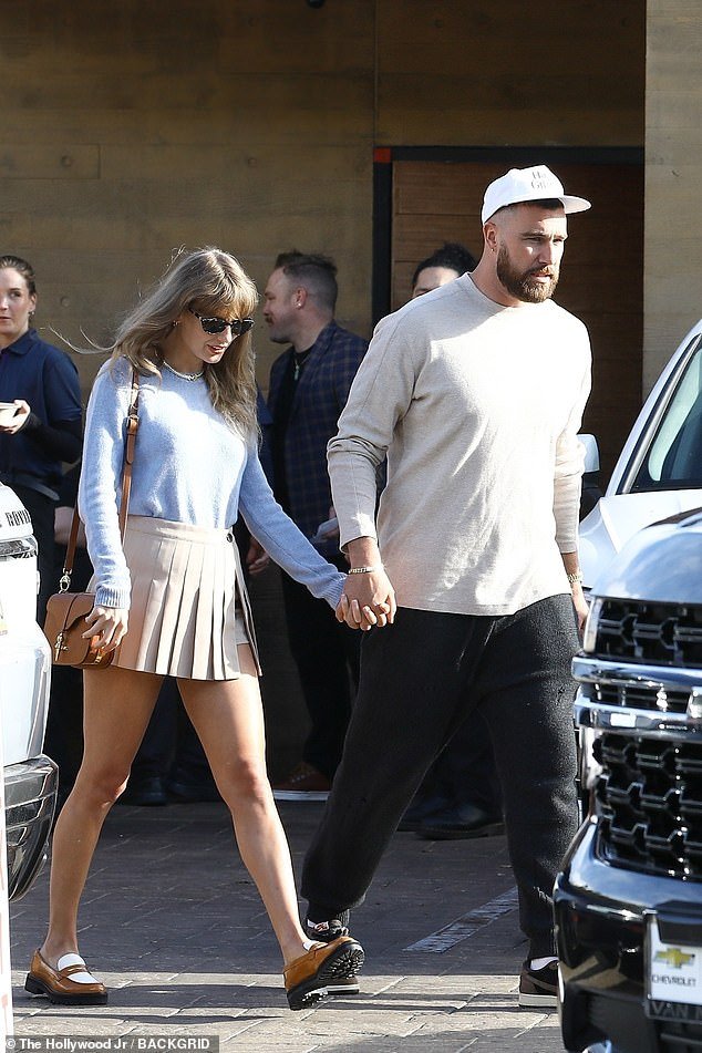 Taylor Swift e o namorado Travis Kelce foram vistos desfrutando de um almoço romântico no Nobu, Malibu, no domingo