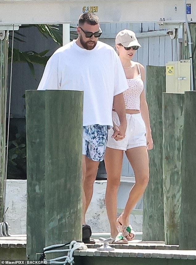 Taylor Swift parecia apaixonada pelo namorado Travis Kelce nas Bahamas recentemente, enquanto a dupla docemente dava as mãos em um passeio panorâmico