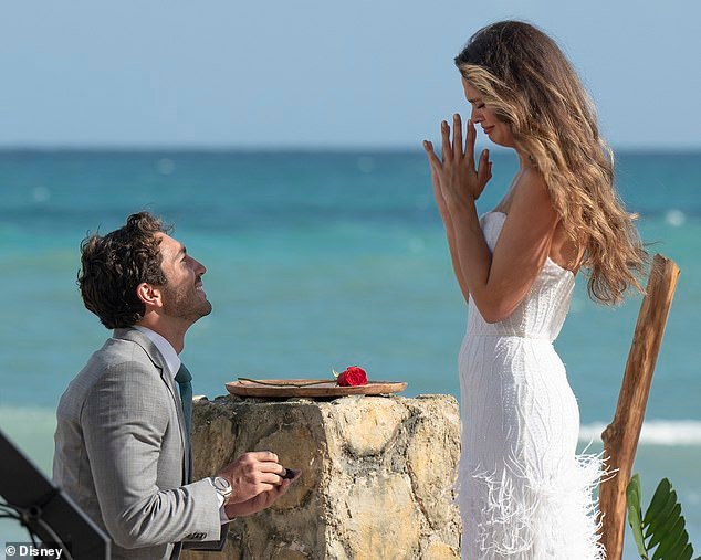 Joey Graziadei ficou noivo de Kelsey Anderson no final da temporada ao vivo de The Bachelor na segunda-feira, depois que ela aceitou sua proposta de casamento em Tulum, México