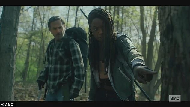 Michonne (Danai Gurira) estava desesperada para atirar no oficial militar da República Cívica Jadis Stokes (Pollyanna McIntosh) quando Rick Grimes (Andrew Lincoln) implorou que ela não o fizesse no episódio cheio de ação de domingo de The Walking Dead: The Ones Who Live na AMC.