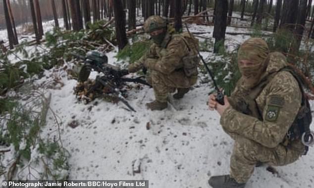 A floresta de Kupyansk, devastada e bombardeada, no leste da Ucrânia, assemelha-se à paisagem devastada da Primeira Guerra Mundial.  O mesmo acontece com as trincheiras e abrigos, com degraus escavados na lama congelada (foto: Soldados ucranianos enfrentando o inimigo no programa da BBC Ucrânia: Inimigo na Floresta)