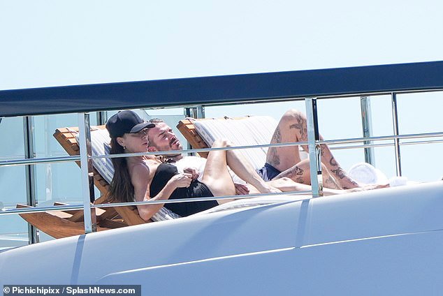 Victoria Beckham e seu marido David estavam aproveitando o sol em seu luxuoso super iate Seven de £ 5 milhões em Miami na segunda-feira
