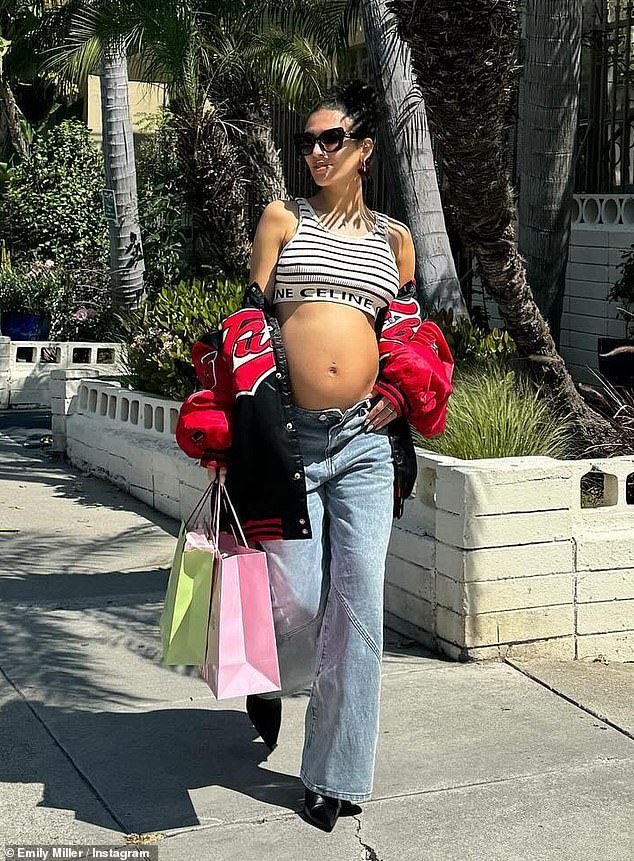 Emily Miller exibiu sua barriga crescente em uma galeria de fotos do Instagram na segunda-feira, enquanto desfrutava de uma luxuosa viagem a Los Angeles