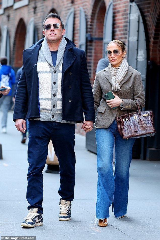 Ben Affleck e Jennifer Lopez fizeram uma exibição apaixonada na cidade de Nova York no domingo de Páscoa