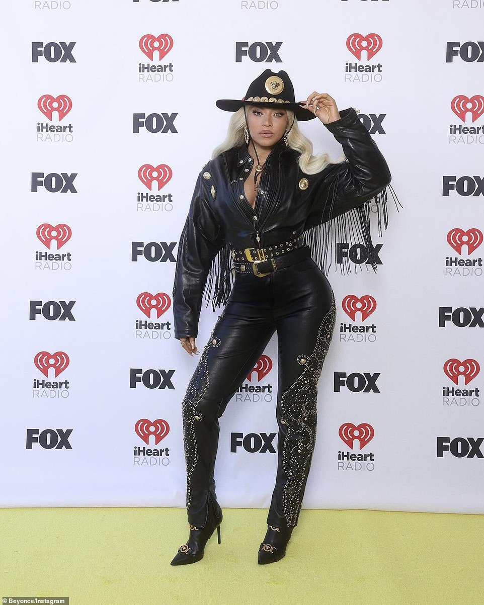 Beyonce leaned into her country style in a busty Western-style black leather suit from Versace, which she paired with a sheriff-inspired cowboy hat