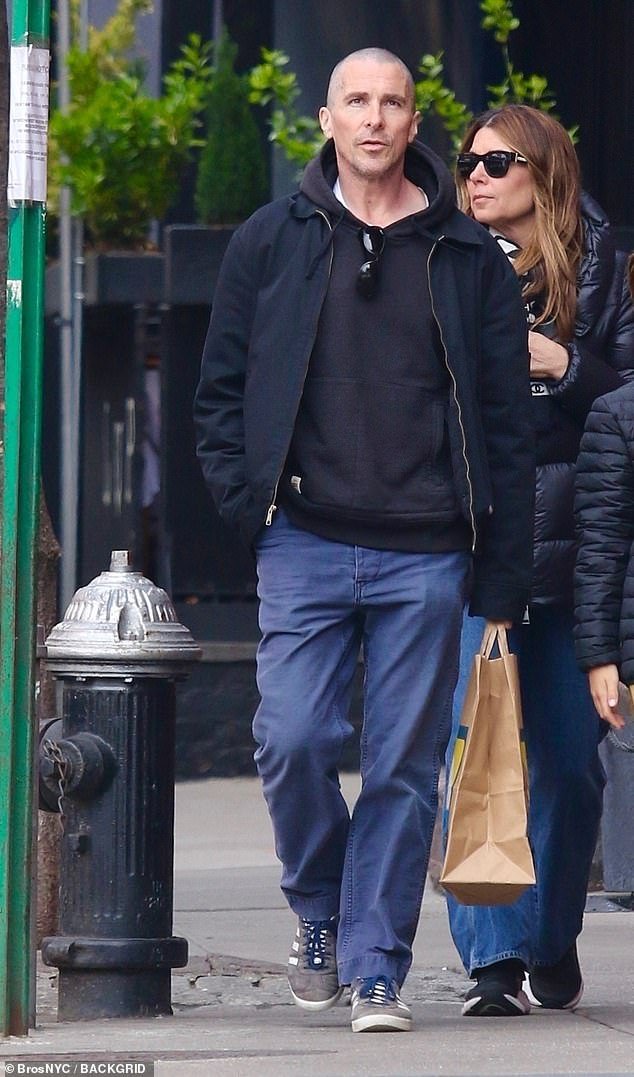 Christian Bale exibiu sua careca ao sair no West Village de Nova York com sua esposa Sibi Bla¿i¿ na segunda-feira