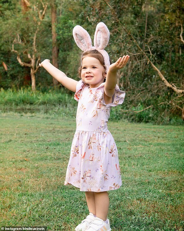 Bindi Irwin compartilhou uma imagem adorável de sua filha Grace Warrior, de dois anos, no Instagram no domingo para comemorar a Páscoa