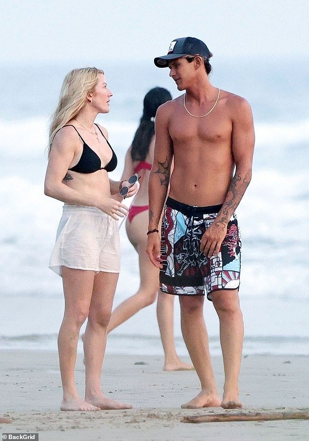 Ellie Goulding vestiu um biquíni preto minúsculo enquanto aproveitava um dia aconchegante na praia com seu novo namorado, o instrutor de surf Armando Perez, na Costa Rica.