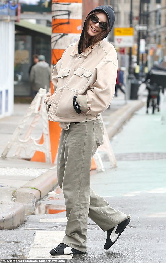 Emily Ratajkowski embrulhada em roupas neutras enquanto saía para almoçar com uma amiga em Nova York na segunda-feira