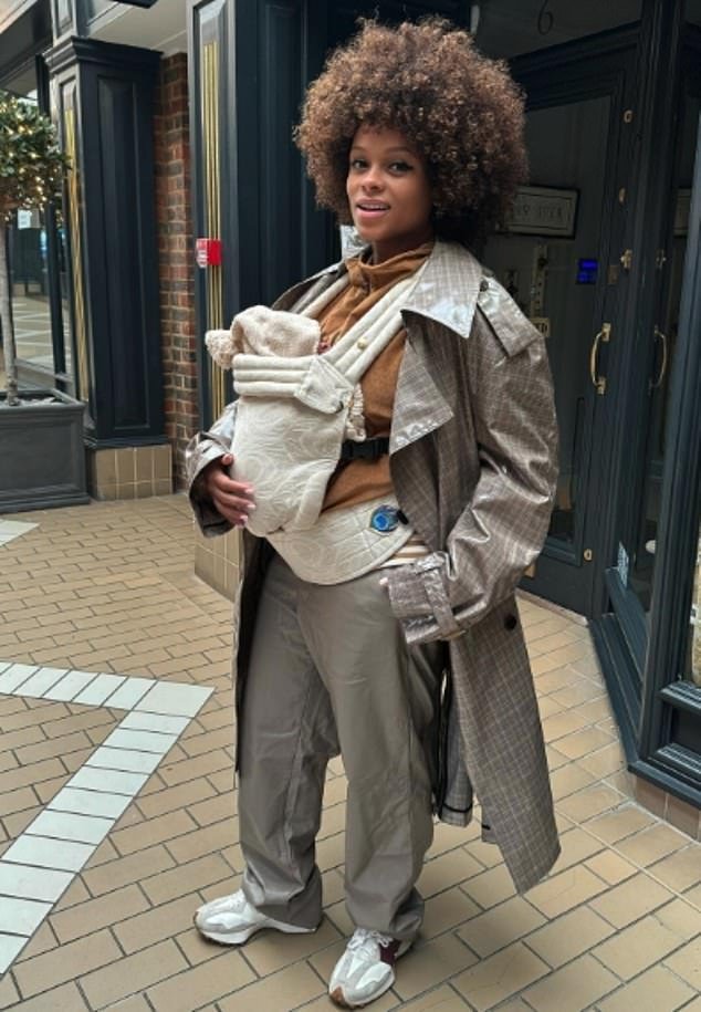 Fleur East confirmou o nascimento de seu primeiro filho com o marido Marcel Badiane-Robin, poucos dias depois de revelar que a chegada do bebê era 'iminente'