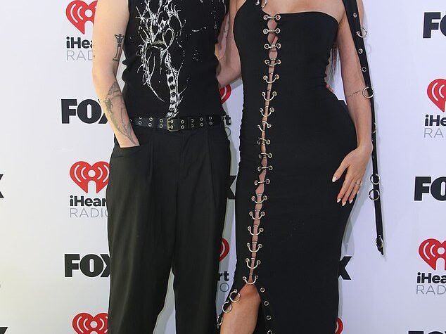 Francesca Farago e seu noivo transgênero Jesse Sullivan compareceram ao iHeartRadio Awards em Los Angeles na segunda-feira