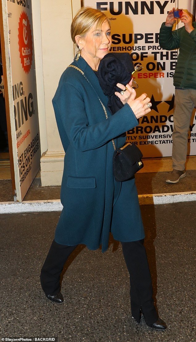 Jennifer Aniston, 55, e Sandra Bullock, 59, foram vistas no sábado à noite enquanto assistiam a uma exibição de Appropriate na Broadway enquanto apoiavam sua amiga Sarah Paulson
