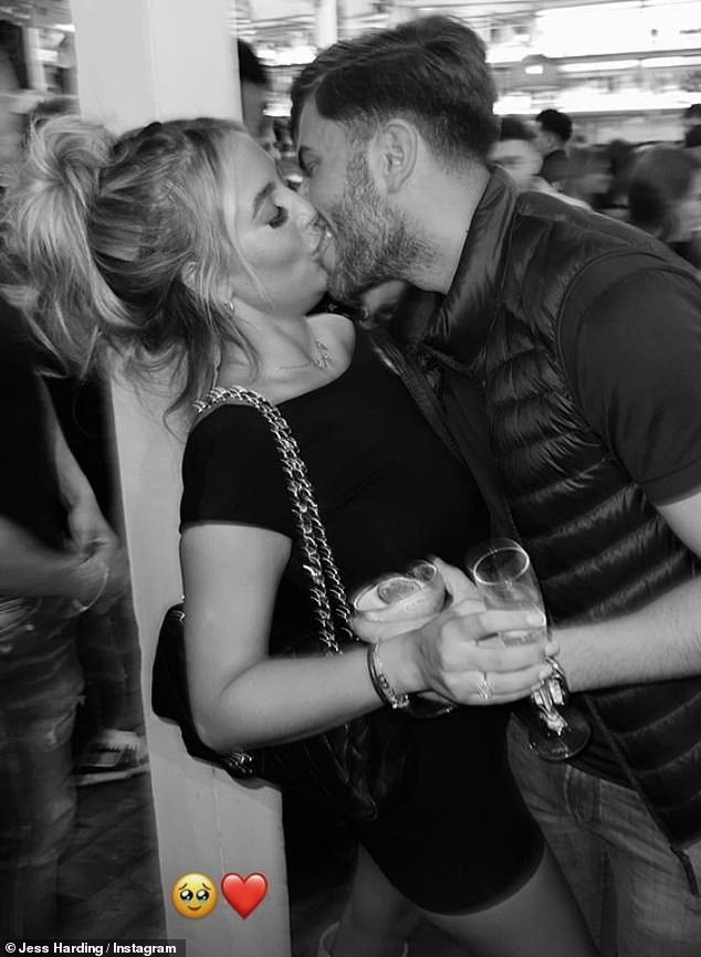 Jess Harding, da Love Island, finalmente teve sorte no amor e compartilhou uma foto atrevida dela compartilhando um beijo com seu novo namorado misterioso