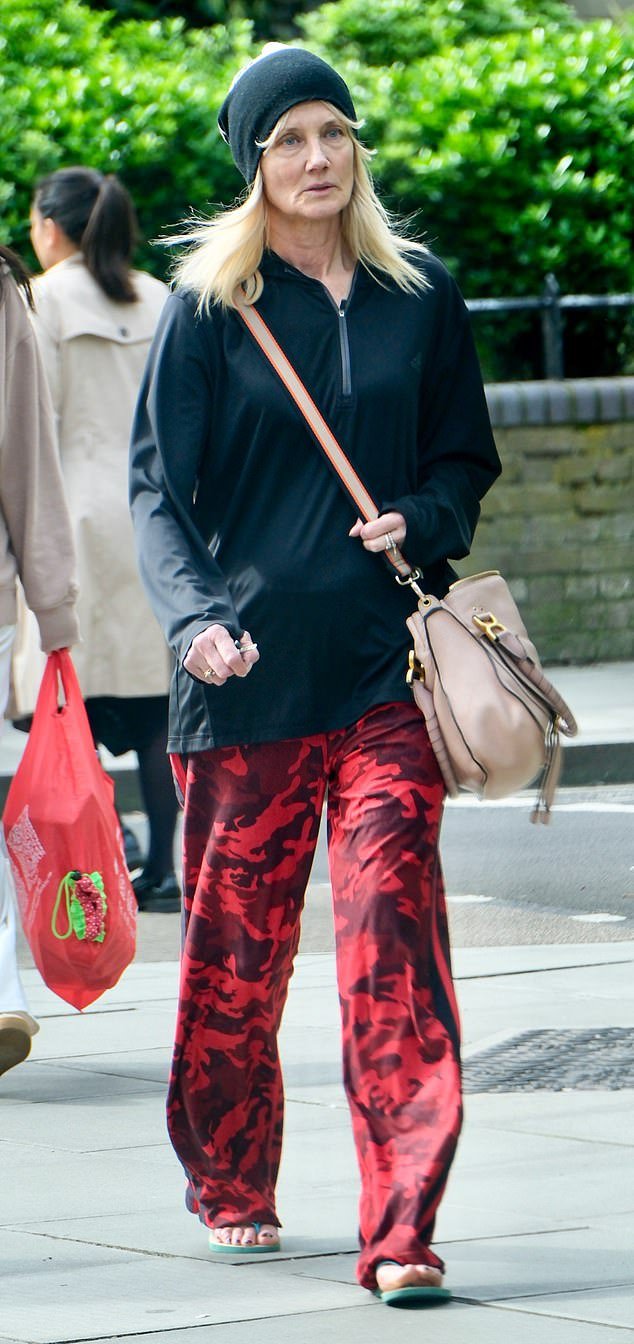 A senhora de 59 anos usava calças largas de camuflagem vermelhas, chinelos, um suéter largo com zíper e um gorro enquanto caminhava por Londres