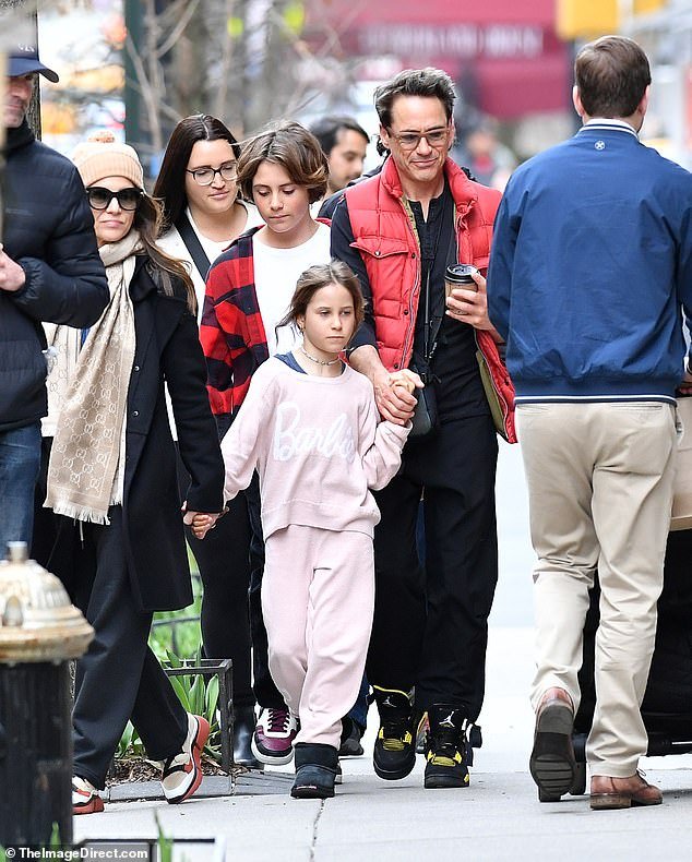 Robert Downey Jr.  parecia relaxado na segunda-feira na cidade de Nova York, onde foi visto em um raro passeio em família com sua esposa Susan e seus dois filhos.