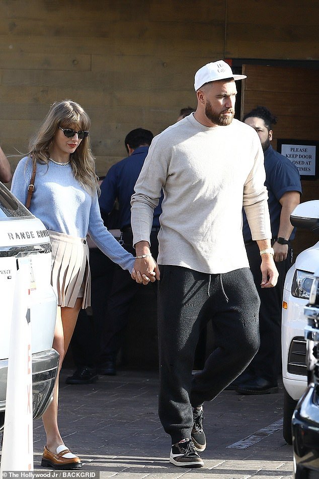 Taylor Swift e Travis Kelce viajaram pelo país para passar o domingo de Páscoa com o irmão Jason, a esposa Kylie e sua família em sua casa na Pensilvânia