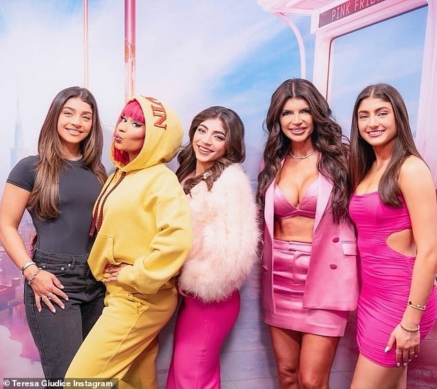 Teresa Giudice, do Real Housewives of New Jersey, presenteou suas filhas com o show de sua vida no fim de semana, conhecendo Nicki Minaj na turnê Pink Friday 2
